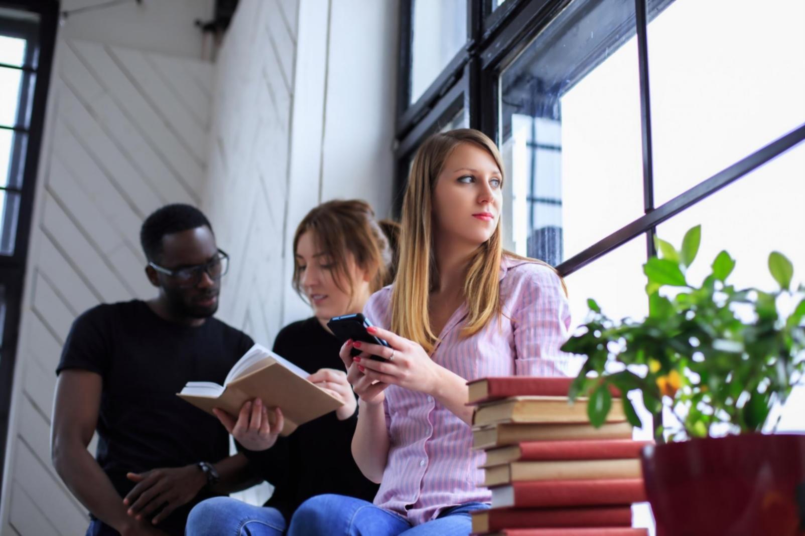 Person bei der Weiterbildung am Computer in einem modernen Lernumfeld