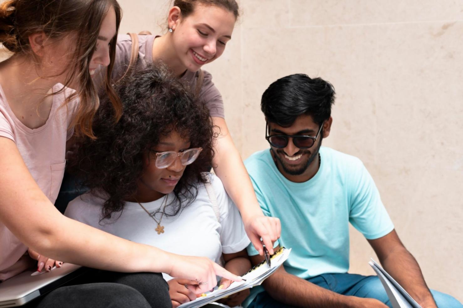 Menschen in einem Workshop-Setting, die gemeinsam an ihrer persönlichen Entwicklung arbeiten
